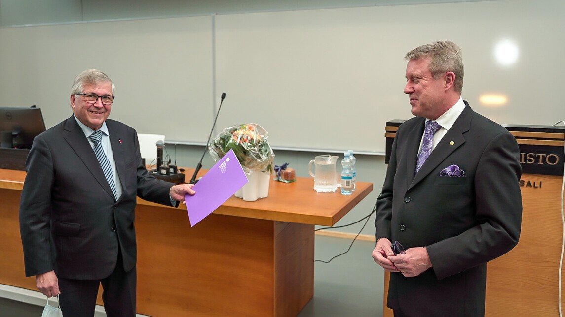 Vuoden alumni Sakari Alhopuro ja rehtori Jukka Kola Turun yliopiston Tauno Nurmela -salissa 25.2.2021