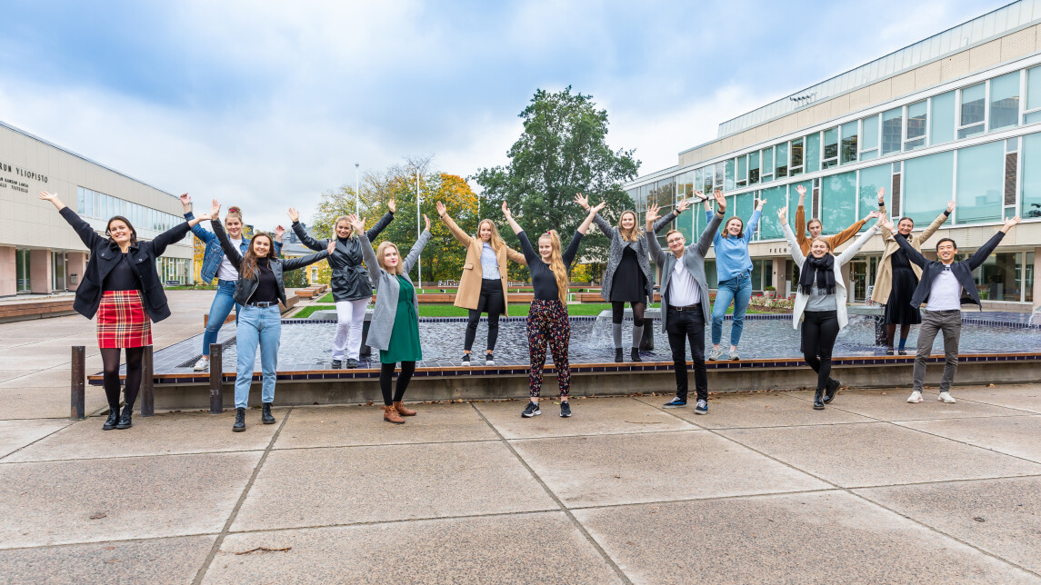 Opiskelijat hyppävvät ilmaan.