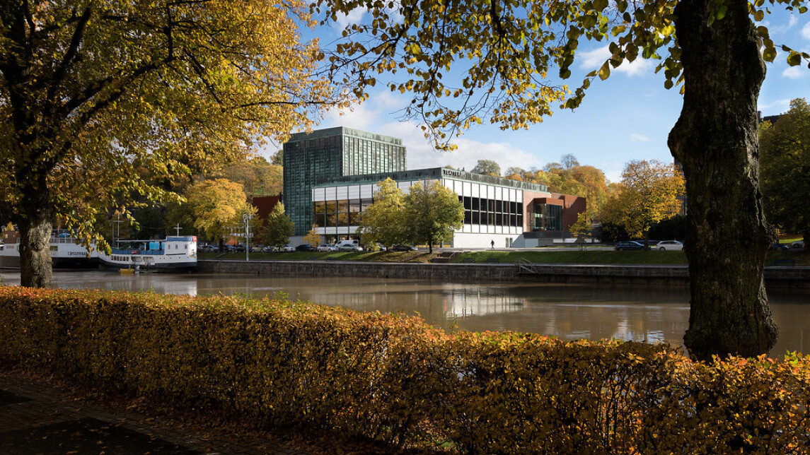 Turun Kaupunginteatteri syksyllä Aurajoen toiselta puolelta kuvattuna.