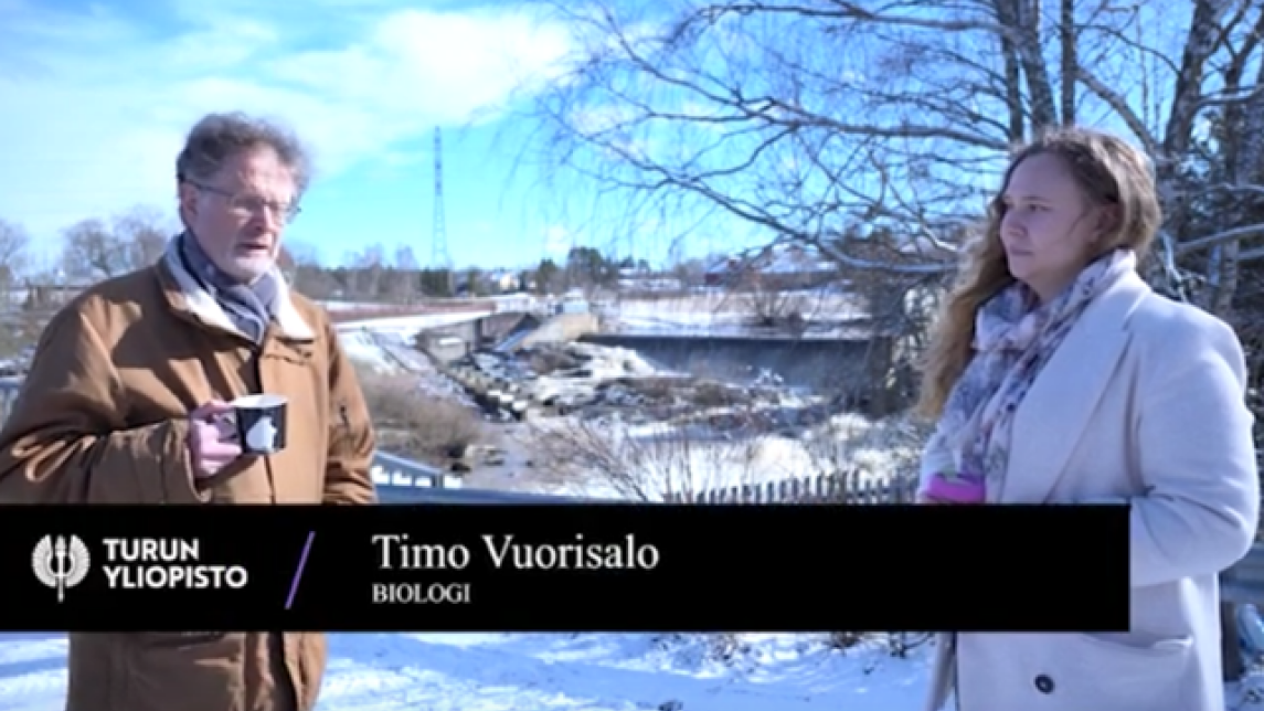 Timo Vuorisalo ja Minna Kivento keskustelevat Halisten koskella yliikulutuspäivästä.