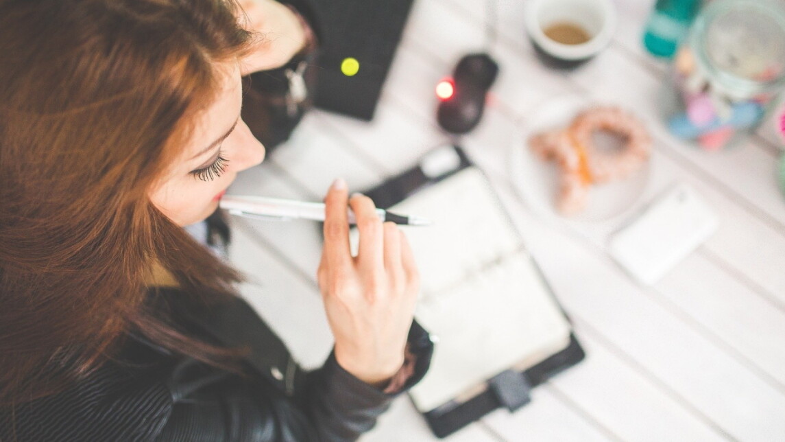 Nuori opiskelija pohtii opiskelusuunnitelmia.