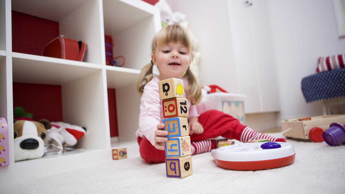 Lapsi rakentaa palikkatornia