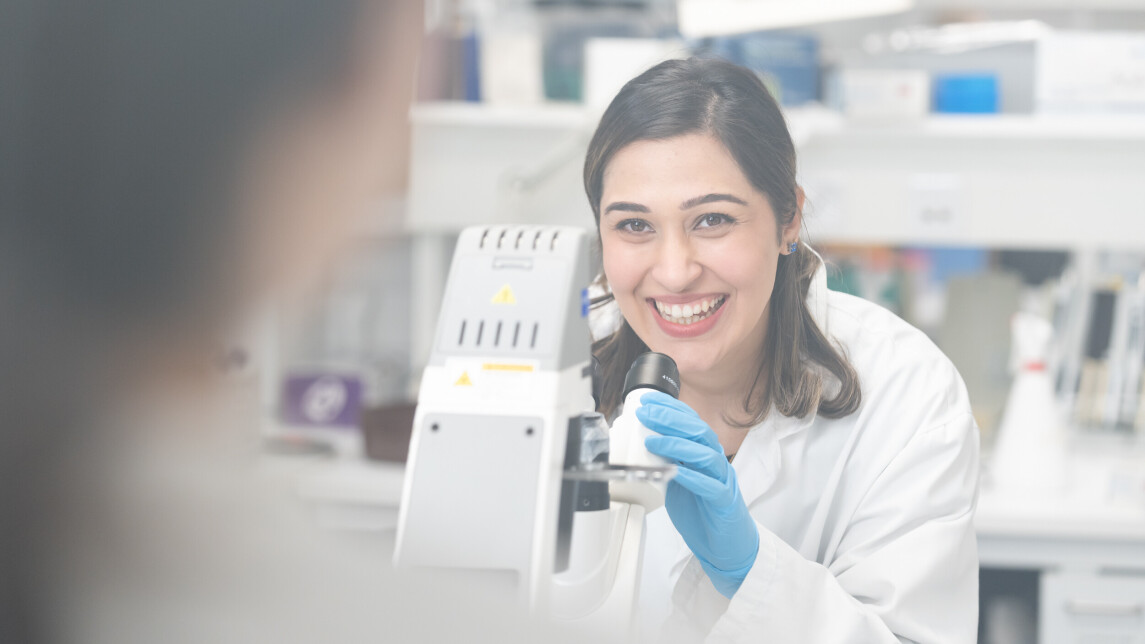 Kaksi henkilöä keskustelemassa laboratoriossa