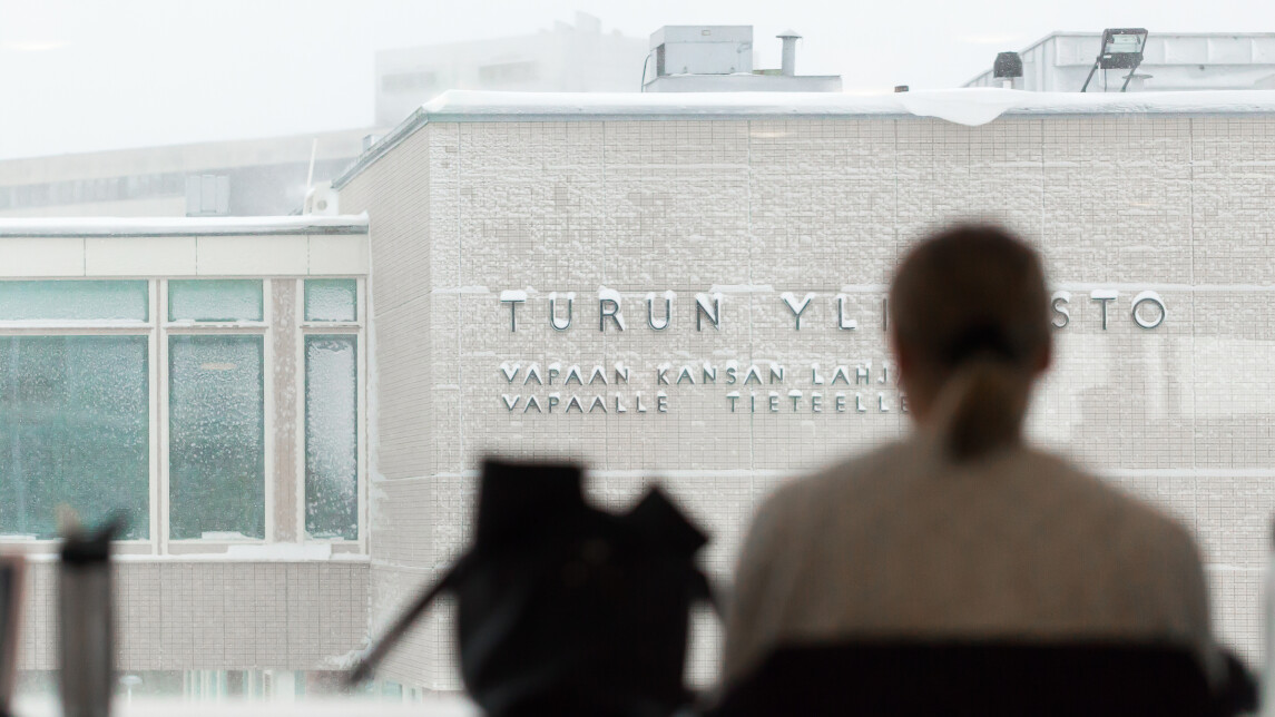 Päärakennus lumisena päivänä kirjastosta kuvattuna