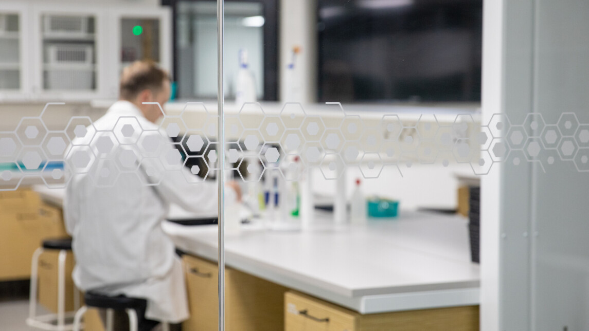 UUTISKUVA Henkilo tyoskentelemassa laboratoriossa