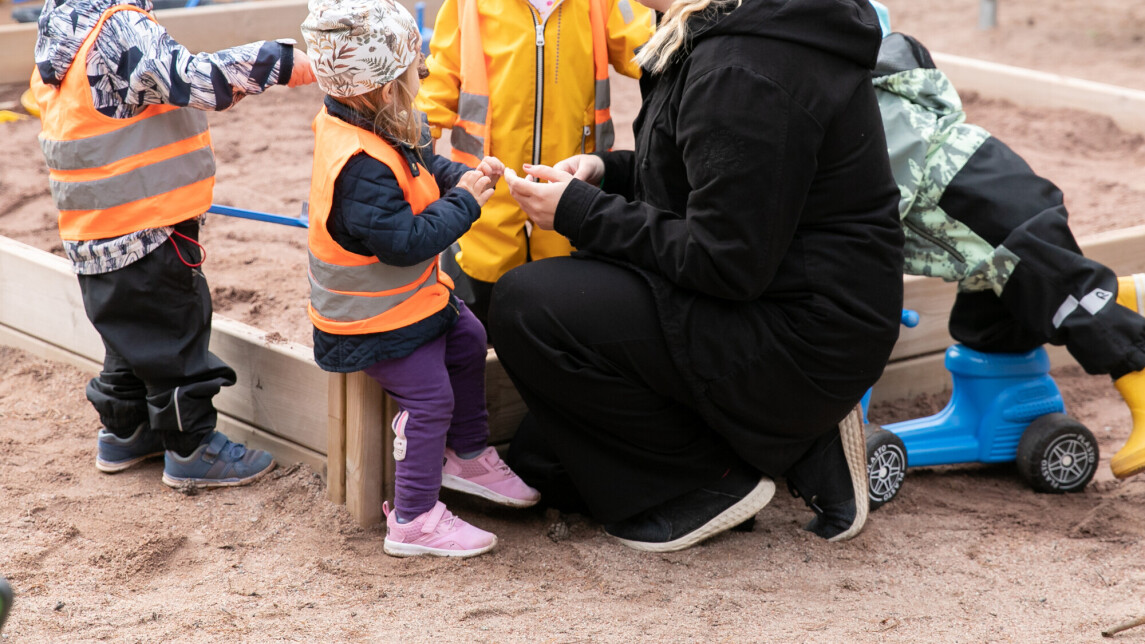 UUTISKUVA Lapset juttelemassa paivakodin pihalla 2