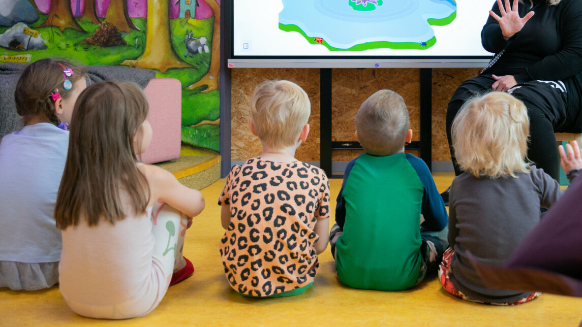 UUTISKUVA lapset kuuntelemassa tarinaa 2