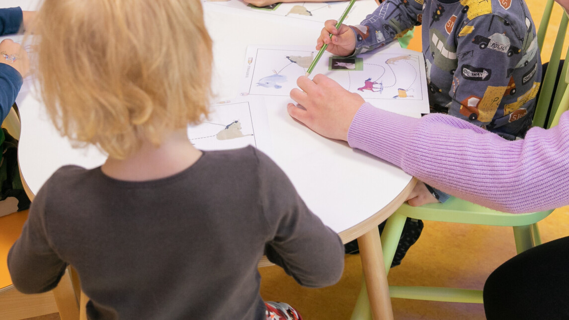 UUTISKUVA lapset tekemassa tehtavia 5