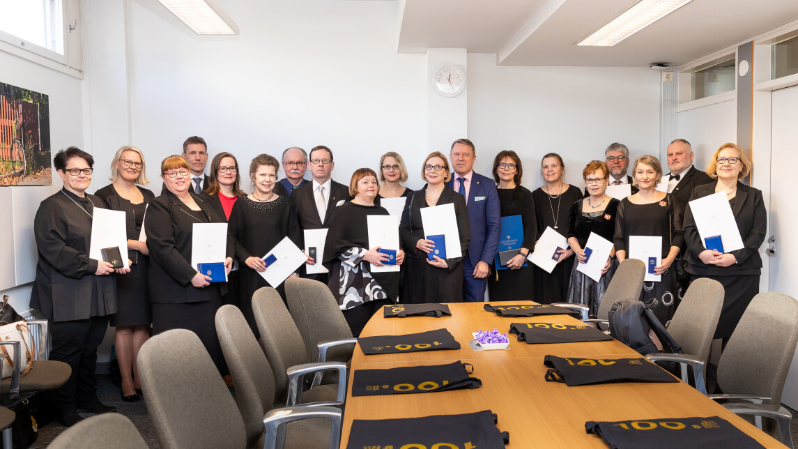 Ritarikuntien kunniamerkit ryhmäkuva 2