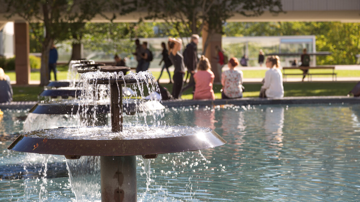 Suihkulähde ja opiskelijoita