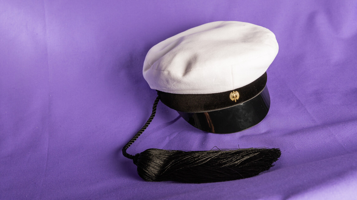 Teekkarihattu lilalla taustalla