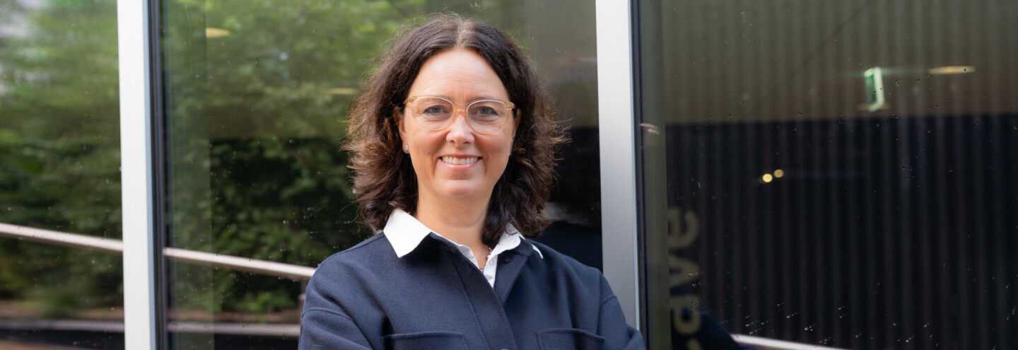 Cecilia Söderberg-Nauclér lähikuvassa ulkona.