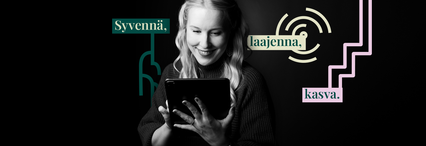 Iloinen henkilö tabletilla takanaan tummalla taustalla laatikoissa Syvennä, laajenna, kasva -tekstit.