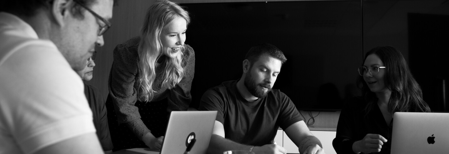 Ryhmä työskentelemässä neuvotteluhuoneessa.