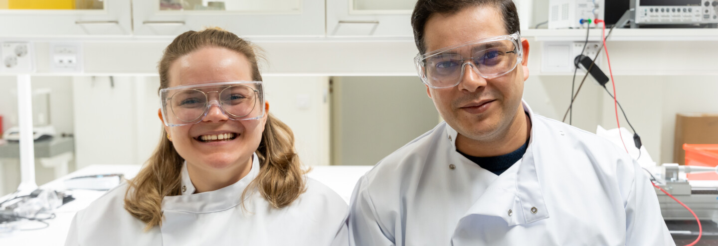 Vipul Sharma ja Anastasia Koivikko laboratoriossa.