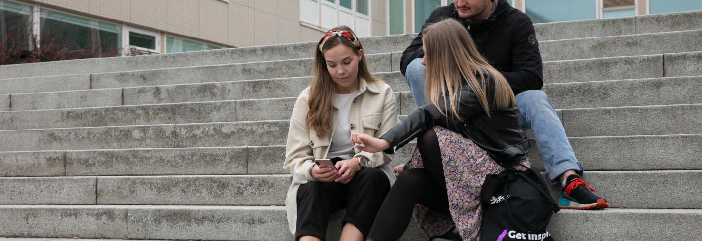 Opiskelijat puhelimella