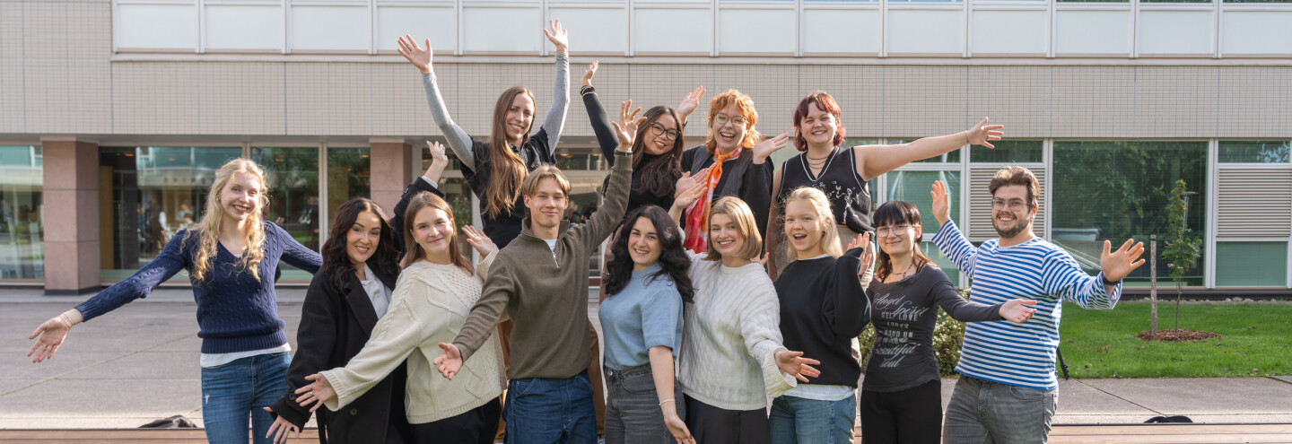 Opiskelijalähettiläät yliopistonmäellä.