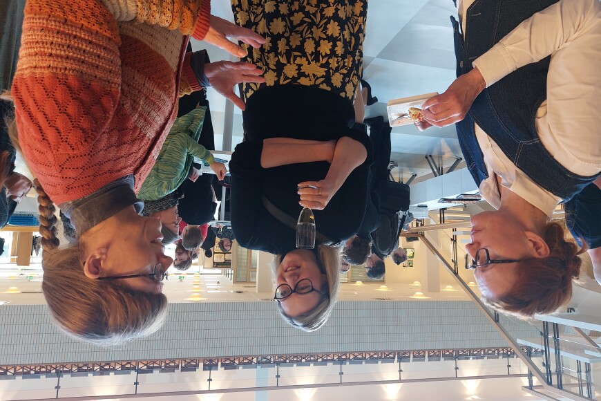 Kolme osallistujaa keskustelemassa verkostoitumistapahtumassa yliopistolla