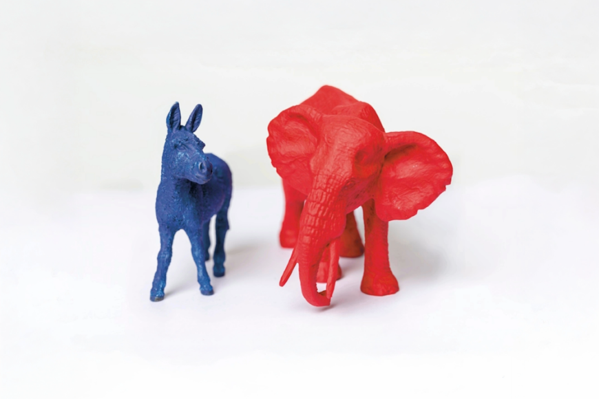 Siniseksi maalattu leluaasi ja punaiseksi maalattu lelunorsu.