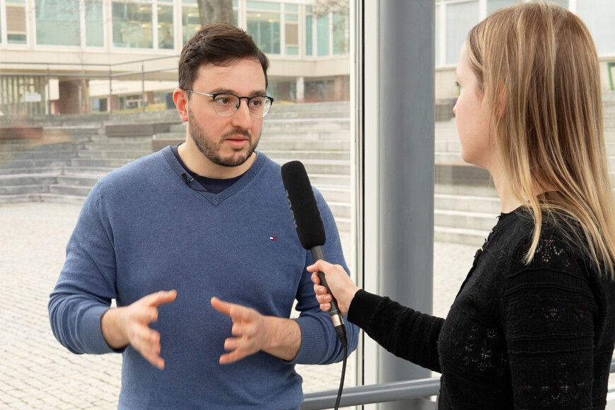 Lotta Junnila haastattelee Konstantinos Daskalakista.