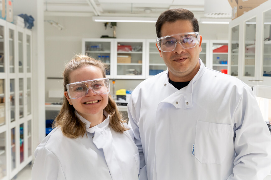 Vipul Sharma ja Anastasia Koivikko lähikuvassa laboratoriossa valkotakit päällä.