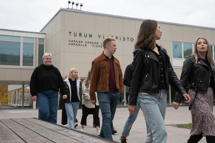 opiskelijat yliopiston pääaukiolla