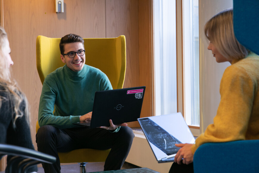 Opiskelijoita kauppakorkeakoululla