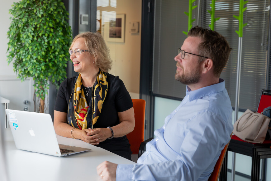 Turun kauppakorkeakoulun henkilökuntaa kokouksessa.