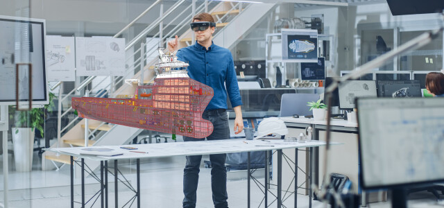 Mies käyttämässä VR-laseja laivanrakennustoimistossa.