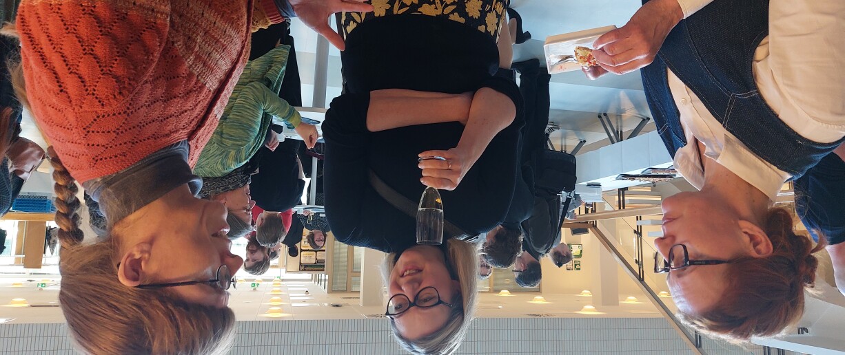 Kolme osallistujaa keskustelemassa verkostoitumistapahtumassa yliopistolla