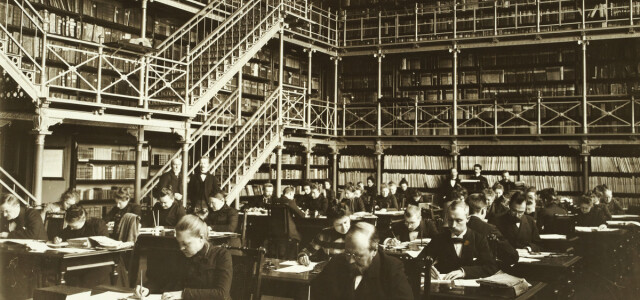 Valkovalokuva ihmisistä Valtionarkiston tutkijasalissa vuonna 1901
