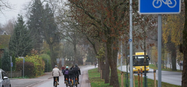 Pyöräilijöitä ja linja-auto Turussa.