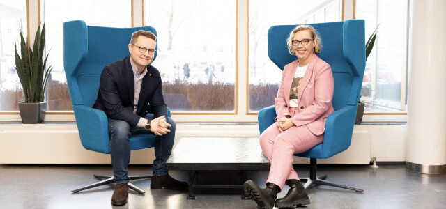 Matti Mäntymäki ja Jonna Järveläinen Turun kauppakorkeakoulun aulassa.