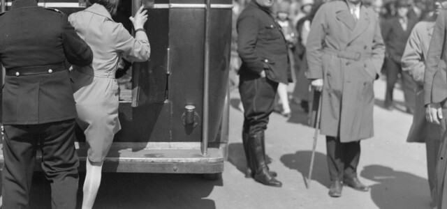 Naista ohjataan poliisiauton kyytiin kommunistien "punaisen päivän mielenosoituksessa" 1920-luvulla.
