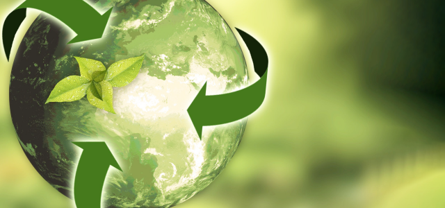 vihreä maapallo jonka ympärillä kierrätysnuolet