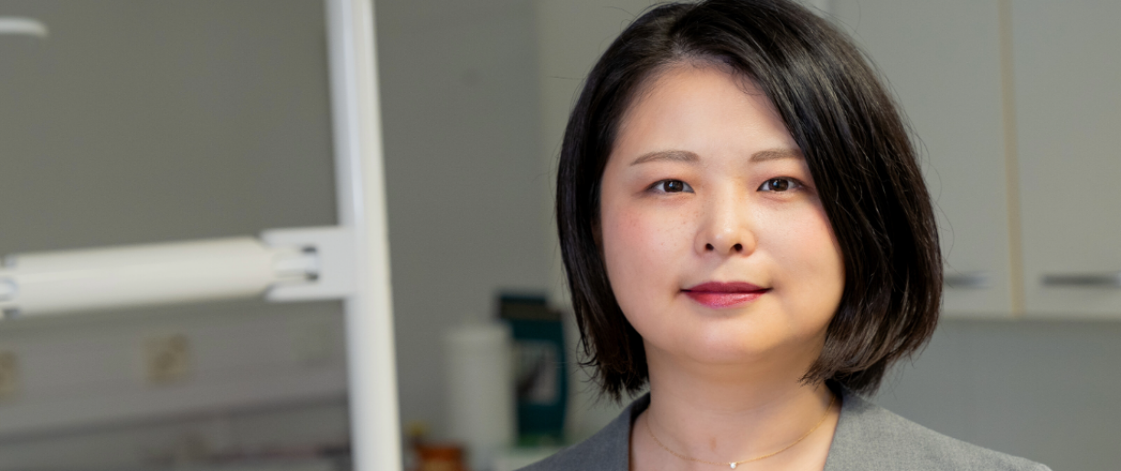 Mika Kajima lähikuvassa hammaslääkärin vastaanottohuoneessa.