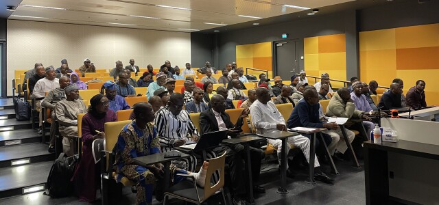 nigerialaisia tutkijoita koulutuksessa Turun yliopiston luentosalissa