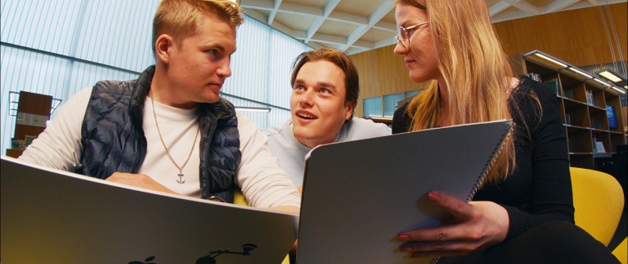 Nuoret_keskustelevat_kirjastossa_TSEPori2026