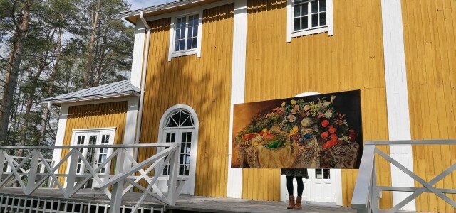 Kuvataiteilija Maria Leppänen esittelee Vanitas-maalaustaan Eurajoella kesäkoti Krikutillin edustalla.
