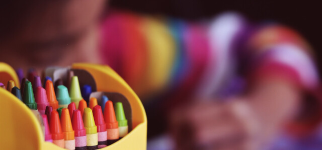Lapsi piirtää väriliiduilla