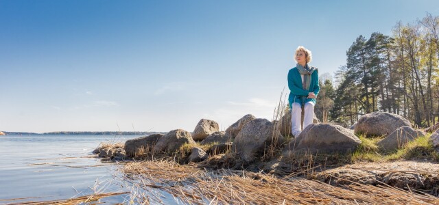 Maija-Riisa Ollila katselemassa merelle