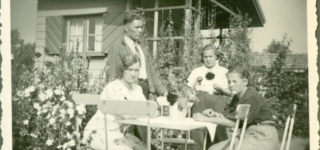 Kupittaan siirtolapuutarhan väkeä mökin pihassa vuonna 1938
