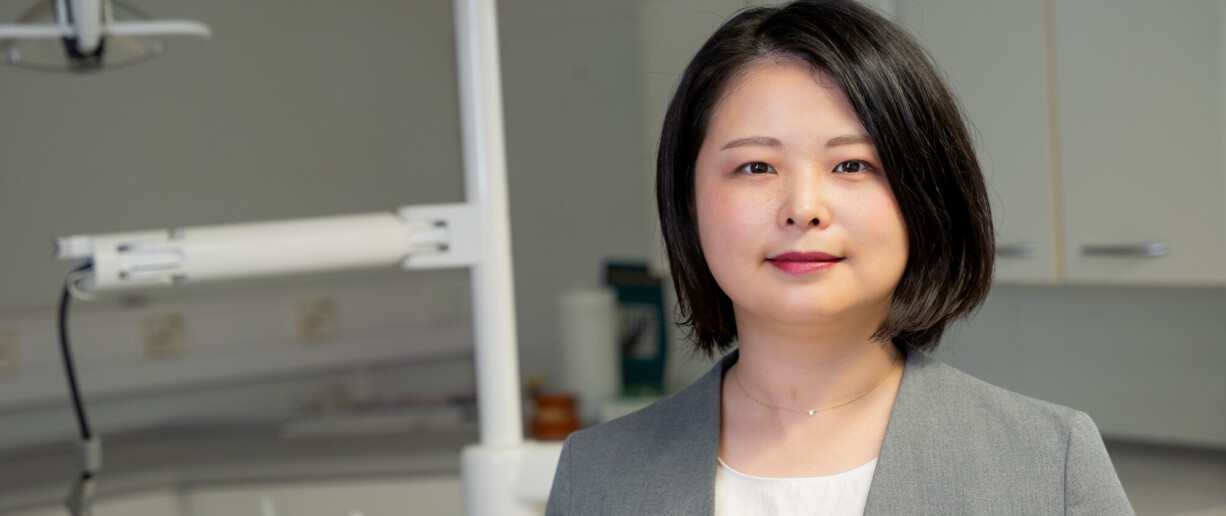 Mika Kajita lähikuvassa hammaslääkärin vastaanottohuoneessa.