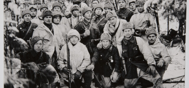 sotilaita ryhmäkuvassa Laatokan rintamalla