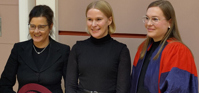 Kustos professori Anne Alvesalo-Kuusi, Johanna Vanto ja vastaväittäjä dosentti Eveliina Lyytinen.