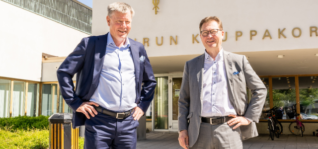 Erik Söderholm ja Mika Akkanen Turun kauppakorkeakoulun edustalla.