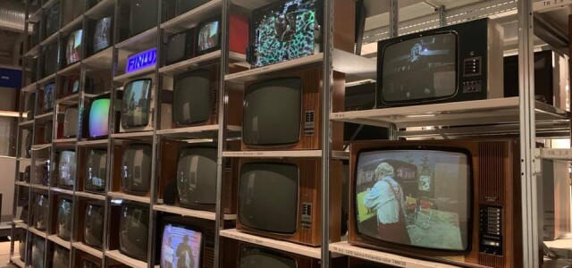 Vanhoja tv-vastaanottimia hyllyllä Salon elektroniikkamuseossa
