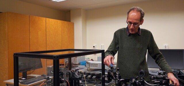 Kvanttioptiikan tutkija Tom Kuusela kvanttioptiikan mittalaitteiston äärellä.