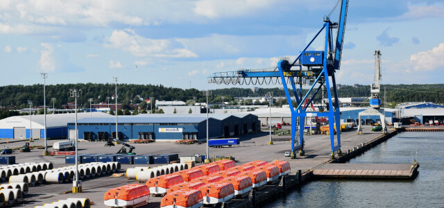 Pelastusveneitä ja muuta sataman kautta kulkevaa tavaraa Turun satamassa