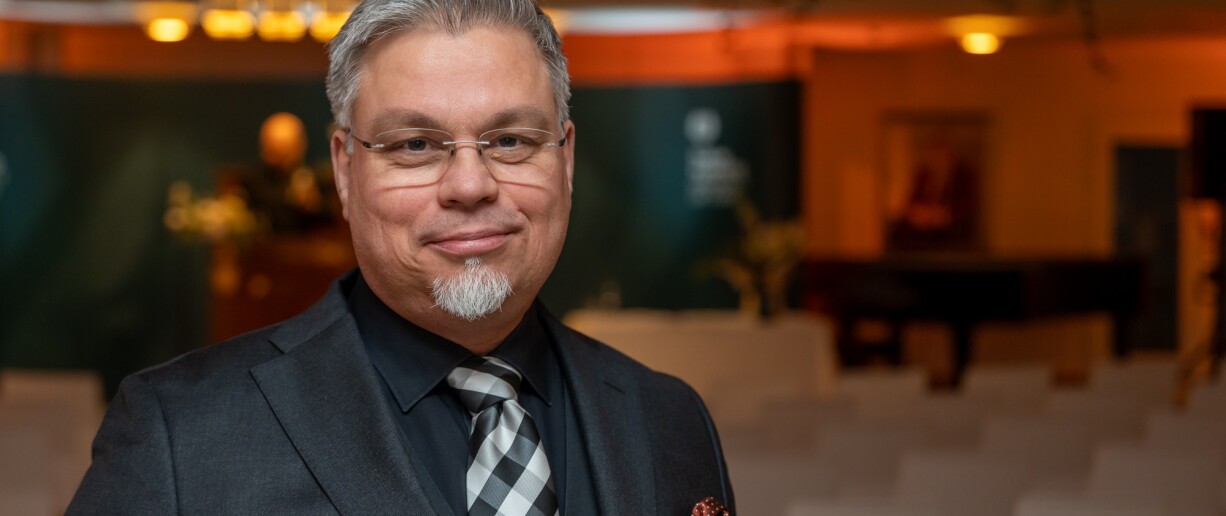 Tommi Kinnunen Turun yliopiston päärakennuksen aulassa